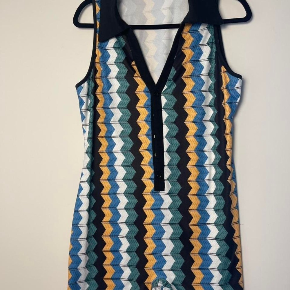Romper with short shorts size zero, zigzag chevron pattern with collar. XS -0